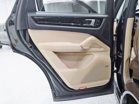 Used 2019 Porsche Cayenne image 32