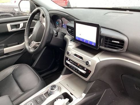 Used 2021 Ford Explorer XLT w/ Equipment Group 202A AWD/4WD image 23
