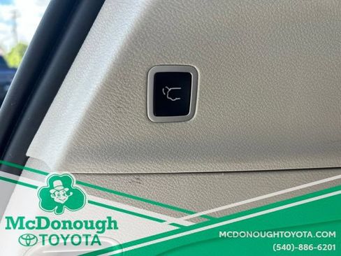 Used 2023 Chrysler Voyager LX FWD image 9