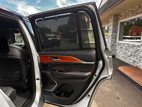 Used 2023 Jeep Grand Cherokee Summit AWD/4WD image 17
