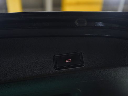 Used 2012 Volkswagen Touareg TDI image 19