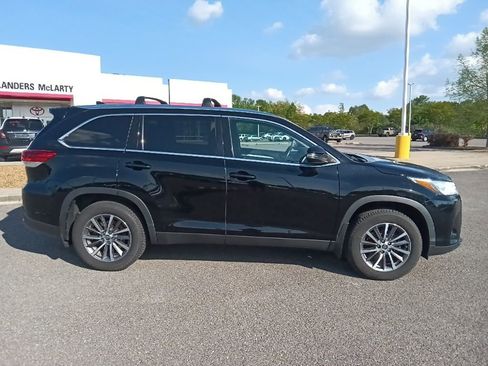 Used 2019 Toyota Highlander XLE AWD/4WD image 2