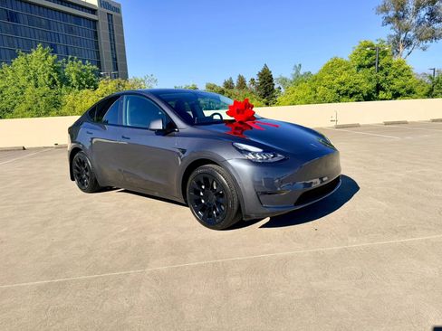 Used 2022 Tesla Model Y Long Range AWD/4WD image 3