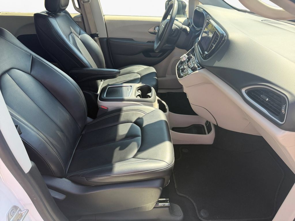 Used 2023 Chrysler Pacifica Touring-L FWD image 10