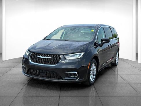 Used 2023 Chrysler Pacifica Touring-L FWD image 3
