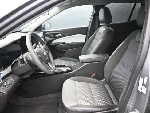 Used 2025 Chevrolet Trax LT FWD image 23
