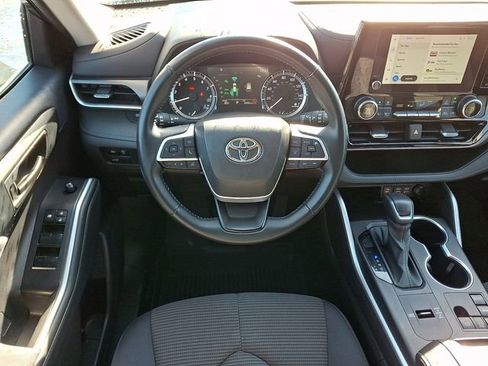 Used 2024 Toyota Highlander LE FWD image 15