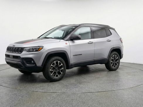 Used 2025 Jeep Compass Trailhawk AWD/4WD image 3