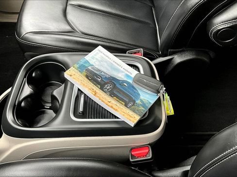Used 2023 Chrysler Pacifica Touring-L FWD image 34