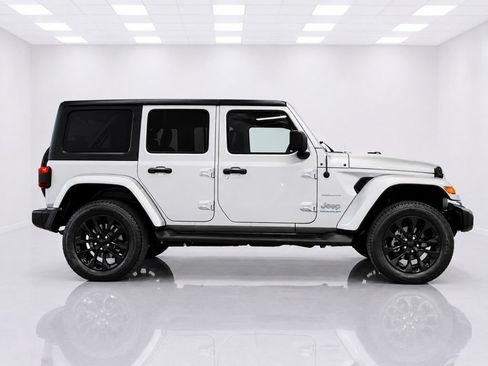 Used 2023 Jeep Wrangler Unlimited Sahara AWD/4WD image 4