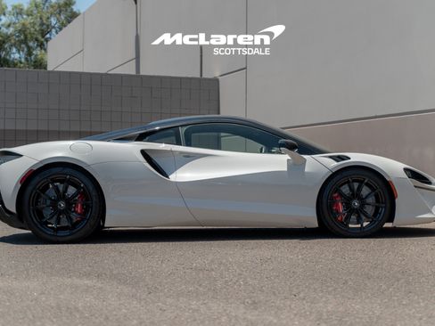 Used 2023 McLaren Artura RWD image 8