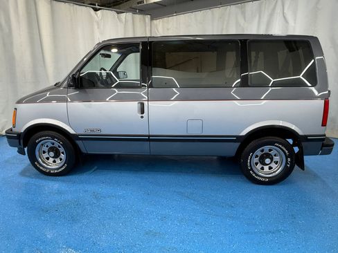 Used 1990 Chevrolet Astro LT image 4