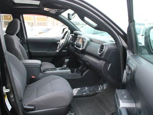 Used 2017 Toyota Tacoma TRD Sport image 12