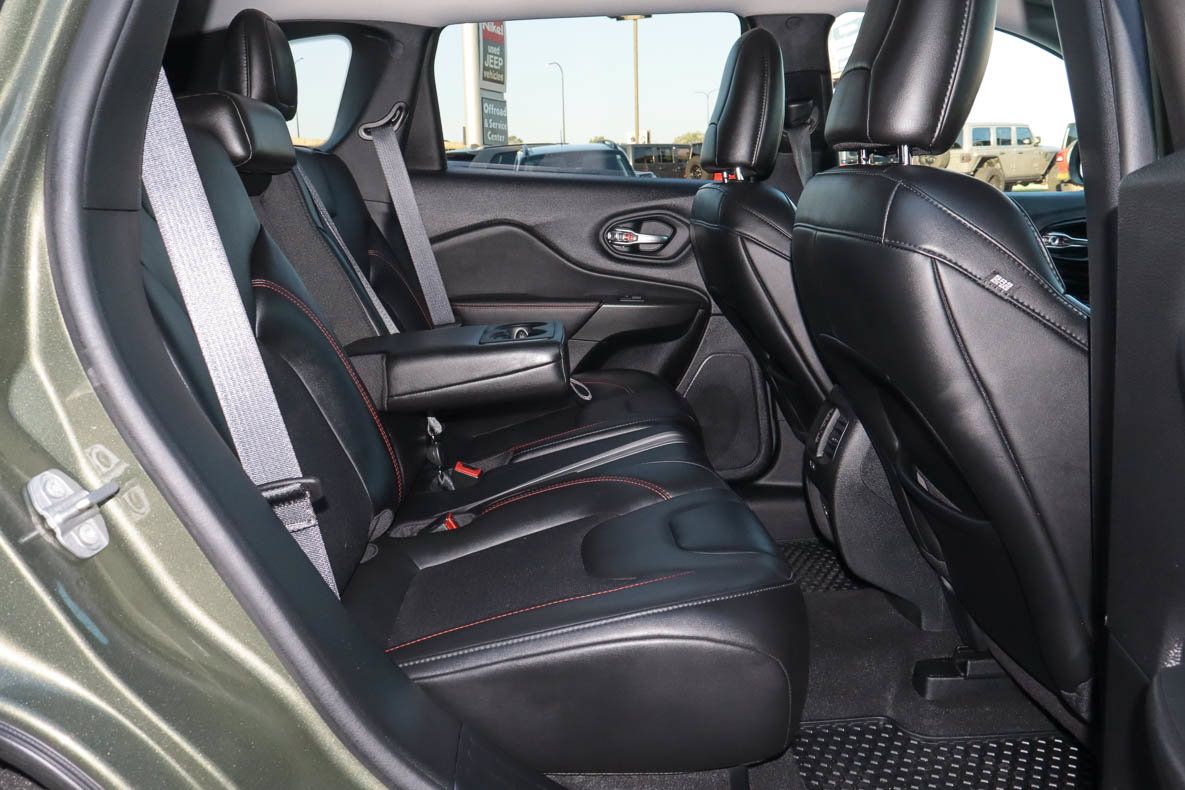 Used 2021 Jeep Cherokee Trailhawk w/ Comfort/Convenience Group AWD/4WD image 23