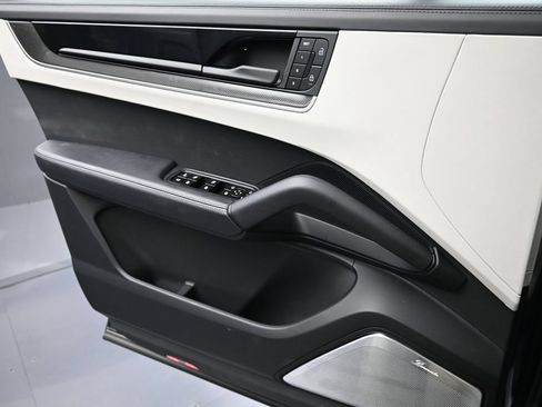 Certified 2025 Porsche Cayenne Turbo AWD/4WD image 23
