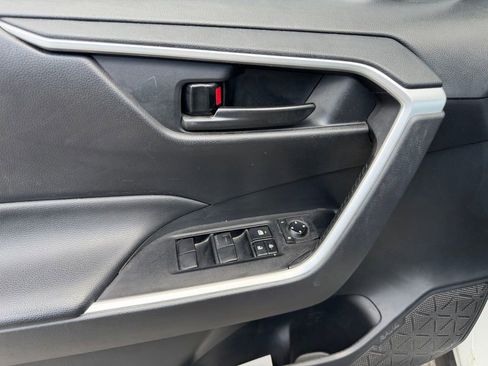 Used 2021 Toyota RAV4 LE FWD image 21