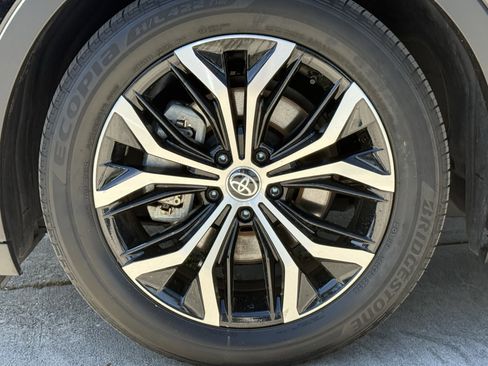 Used 2025 Toyota Crown image 13