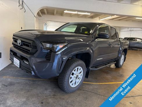 Used 2025 Toyota Tacoma SR5 AWD/4WD image 12