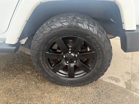 Used 2014 Jeep Wrangler Unlimited Sahara AWD/4WD image 9