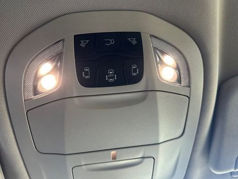 Used 2022 Chrysler Voyager LX image 37