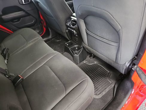 Used 2018 Jeep Wrangler Unlimited Sahara AWD/4WD image 11