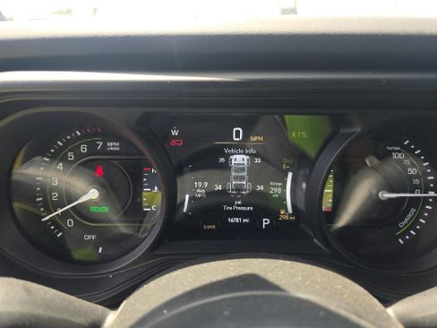 Used 2025 Jeep Wrangler Unlimited Sahara w/ Safety Group AWD/4WD image 11