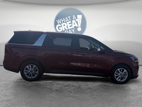 Used 2023 Kia Carnival LX FWD image 2