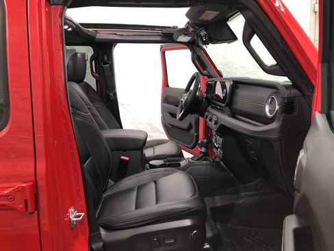 Certified 2024 Jeep Wrangler Sahara w/ Technology Group AWD/4WD image 12