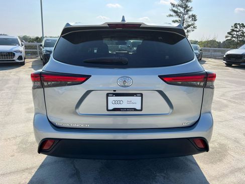 Used 2023 Toyota Highlander XLE FWD image 6