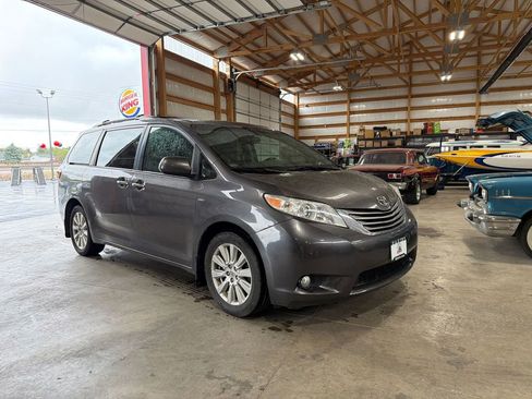 Used 2017 Toyota Sienna XLE AWD/4WD image 6