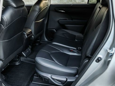 Certified 2025 Toyota Highlander XLE image 22