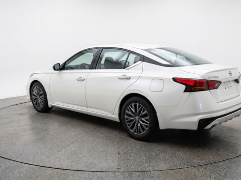 Used 2025 Nissan Altima 2.5 SV FWD image 6