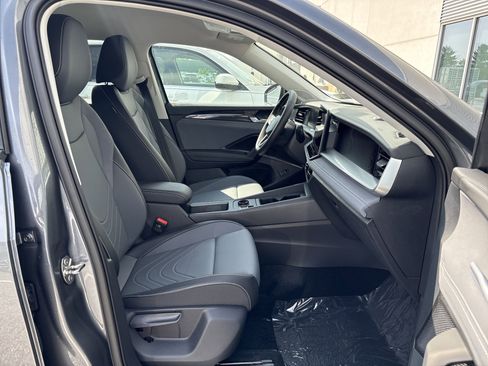 New 2025 Volkswagen Tiguan SE image 9