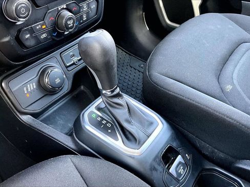 Used 2020 Jeep Renegade Latitude w/ Popular Equipment Group AWD/4WD image 29
