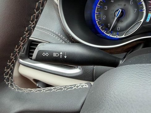 Used 2024 Chrysler Pacifica Limited FWD image 33