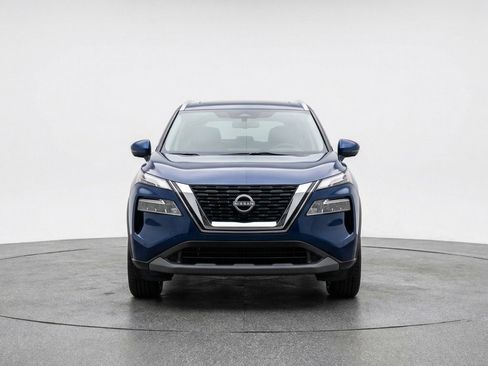 Used 2025 Nissan Rogue SV image 2