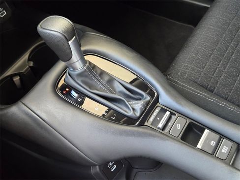 Used 2025 Honda HR-V LX image 17