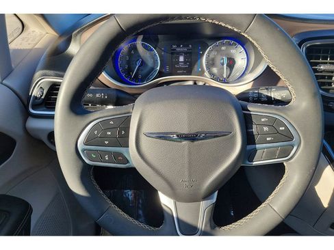 Used 2023 Chrysler Voyager LX image 11