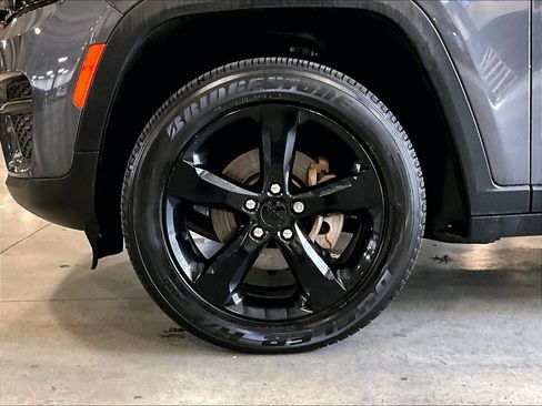 Used 2023 Jeep Grand Cherokee Altitude AWD/4WD image 7