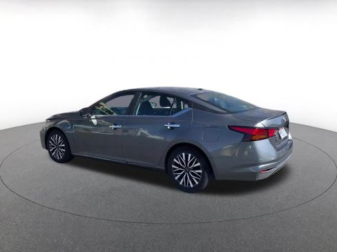 Used 2025 Nissan Altima 2.5 SV FWD image 10