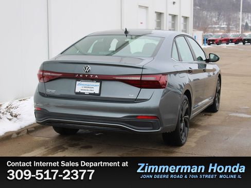 Used 2025 Volkswagen Jetta SE w/ Sunroof Package image 2