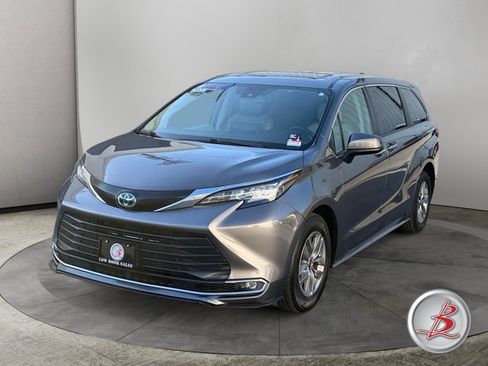Used 2022 Toyota Sienna XLE FWD image 3