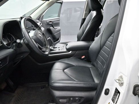 Used 2022 Toyota Highlander XLE AWD/4WD image 13