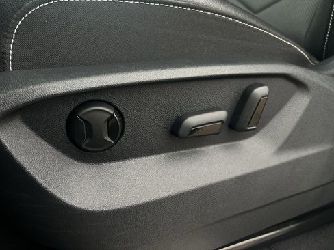 Used 2025 Volkswagen Atlas SE image 11