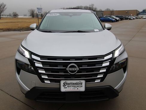 Used 2024 Nissan Rogue SV image 2