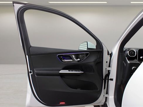 Used 2024 Mercedes-Benz GLC 300 4MATIC image 29