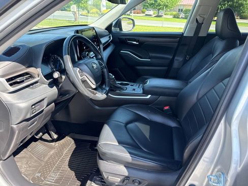 Used 2022 Toyota Highlander XLE AWD/4WD image 10