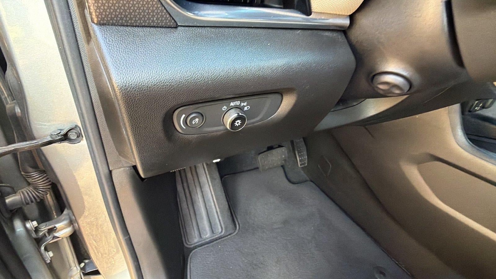 Used 2023 Chevrolet Traverse Premier FWD image 28