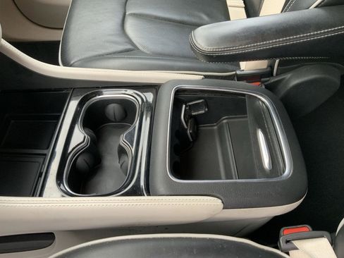 Used 2021 Chrysler Pacifica Limited w/ Premium & Safety Sphere Group image 60