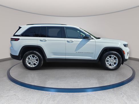 Used 2023 Jeep Grand Cherokee Laredo AWD/4WD image 4